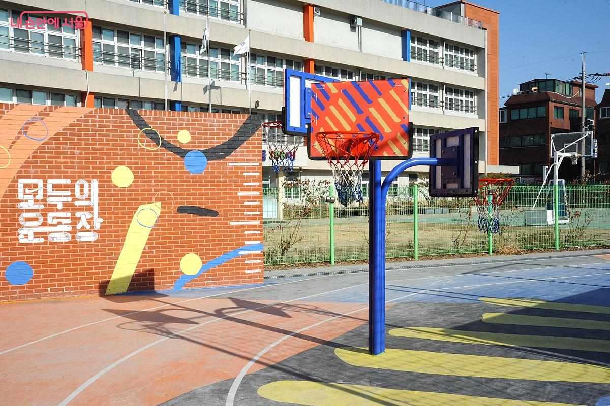 다양한 크기의 골대 배치로 누구나 신체 활동을 할 수 있도록 조성된 농구존 &copy;조수봉