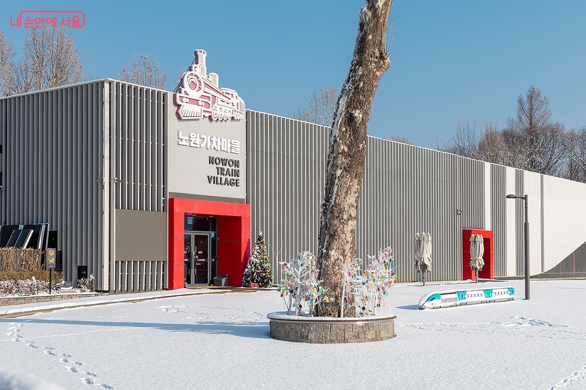 노원기차마을 앞, KTX 산천 열차 모형이 눈길을 끈다. ⓒ문청야