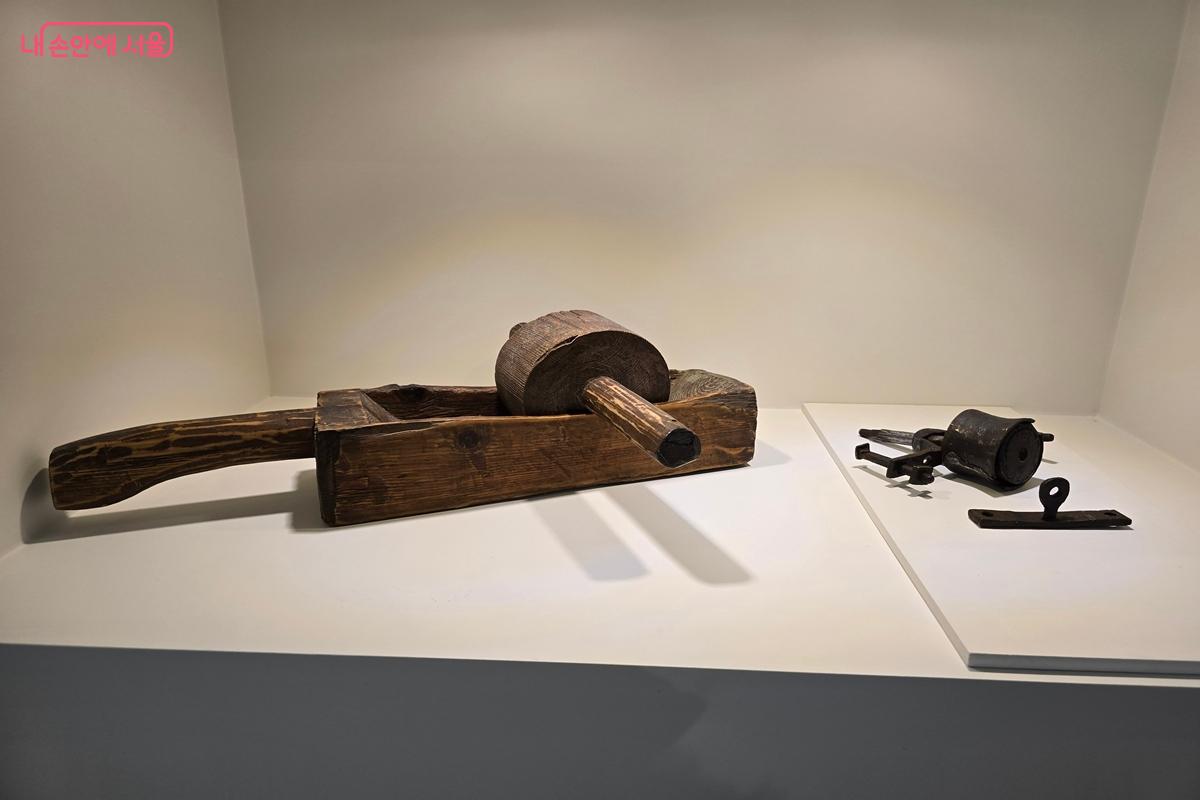 초기 수동 커피 그라인더로 향신료나 약초를 빻던 절구와 유사하다. &copy;강사랑