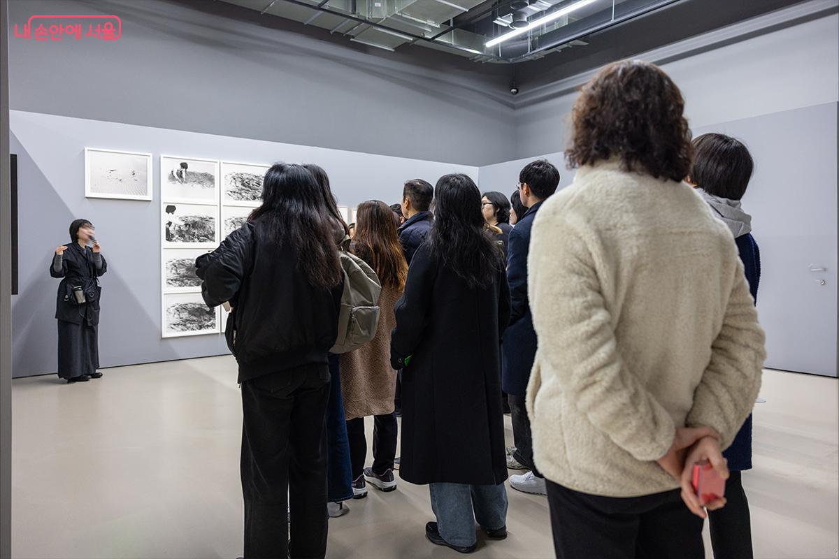 전시 설명에 집중하는 시민들 &copy;장신자