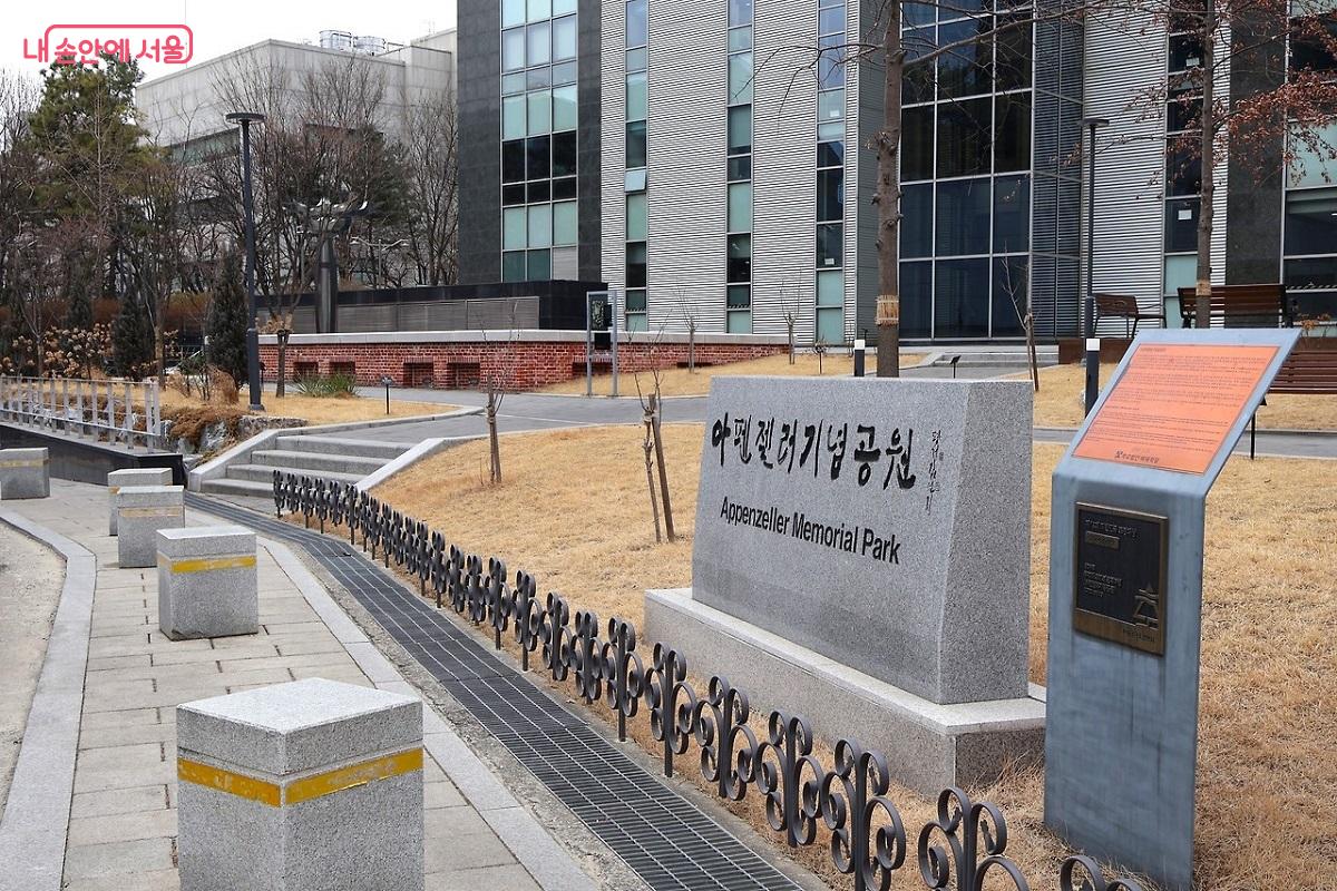 아펜젤러 기념공원이 있는 정동길 한복판. 과거와 현재가 교차하는 이곳은 시민들에게 독립의 역사를 나지막이 속삭인다. ©김대진