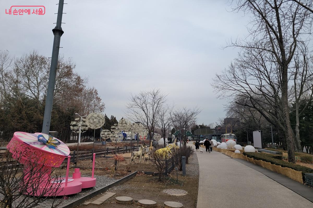 옛 경춘선 철길을 따라 조성된 화랑대철도공원 산책길 &copy;조연