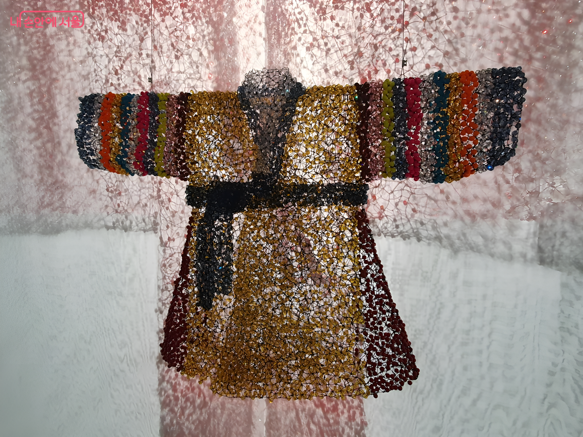 손자가 태어났을 때 기쁨과 떨림을 담은 '아기 색동두루마기' ©엄윤주