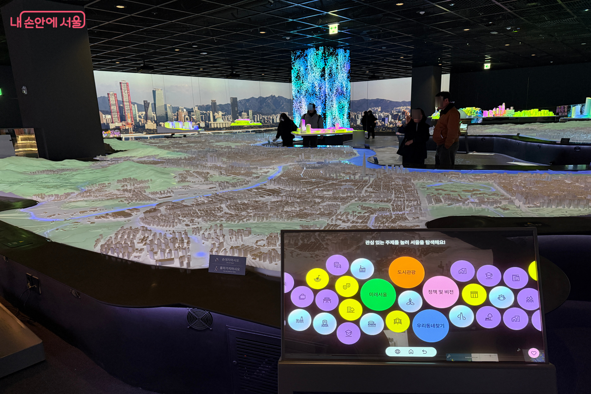 1600:1로 축소된 서울시 전체 모형 전시 ⓒ우현희