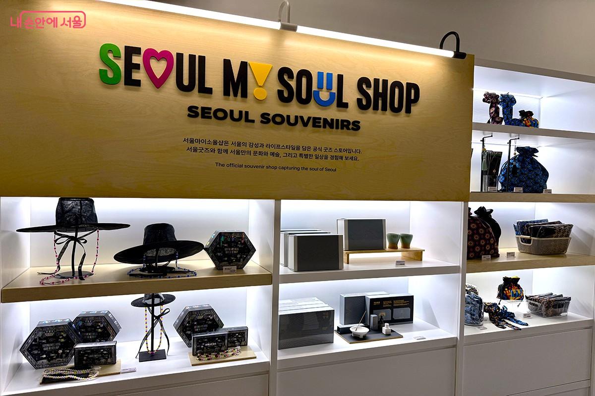 케데헌의 인기를 반영한 갓과 화려한 나전칠기함이 눈에 띄었다. &copy;김미정