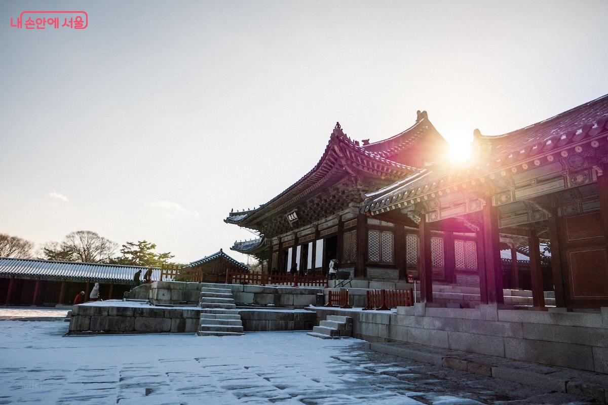 궁궐의 정전은 남향인데 창경궁의 명정전은 동향이라는 것이 특징이다