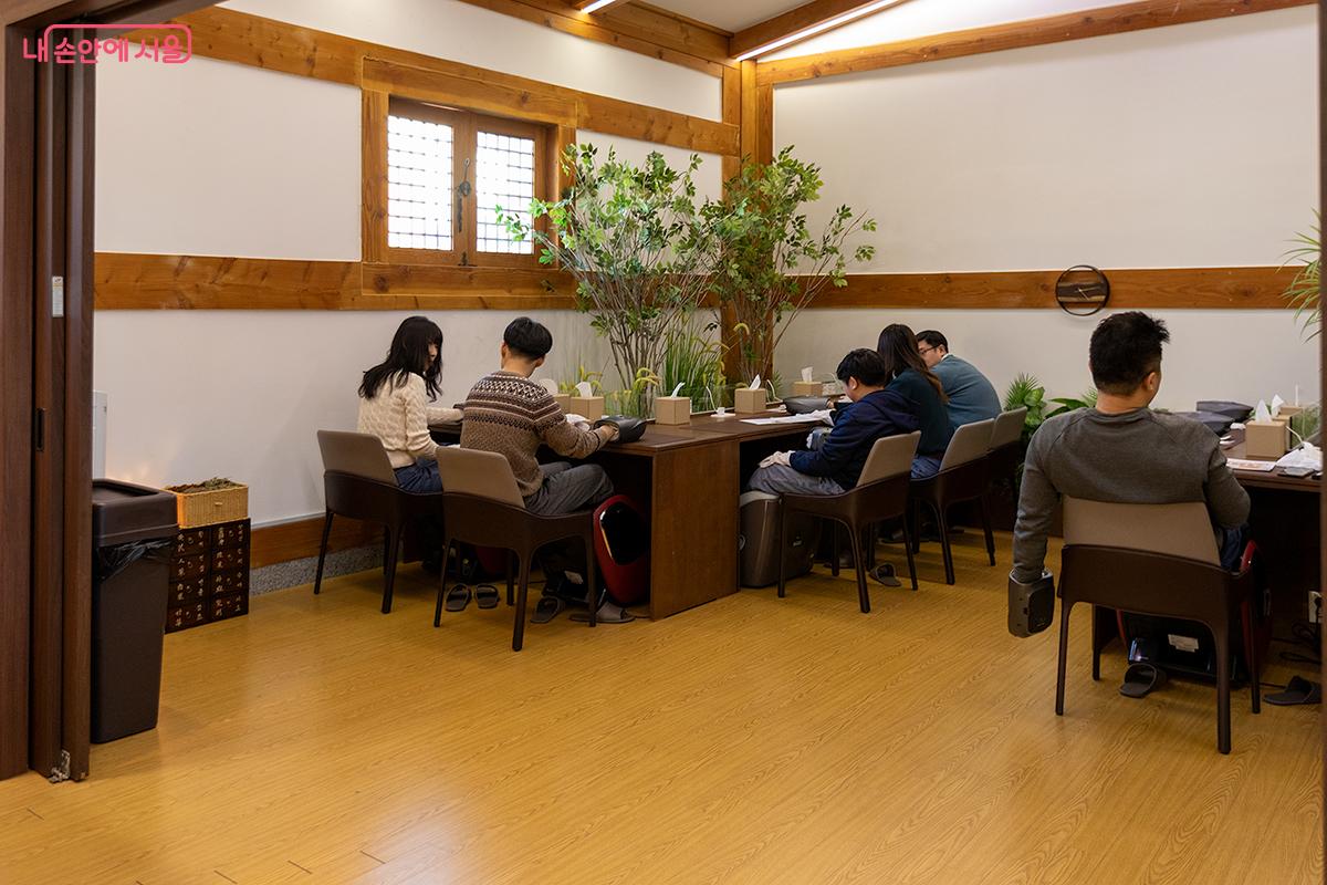 보제원 한방 체험실에서 체험을 기다리는 시민들 &copy;문청야
