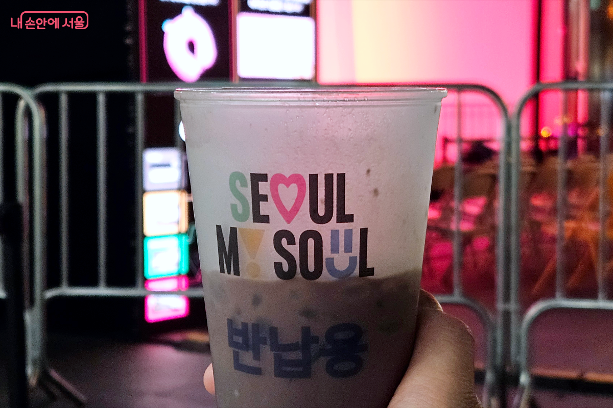 서울마이소울이라고 적혀 있는 다회용 컵 사진. 아이스 초코라떼가 절반 담겨 있다.