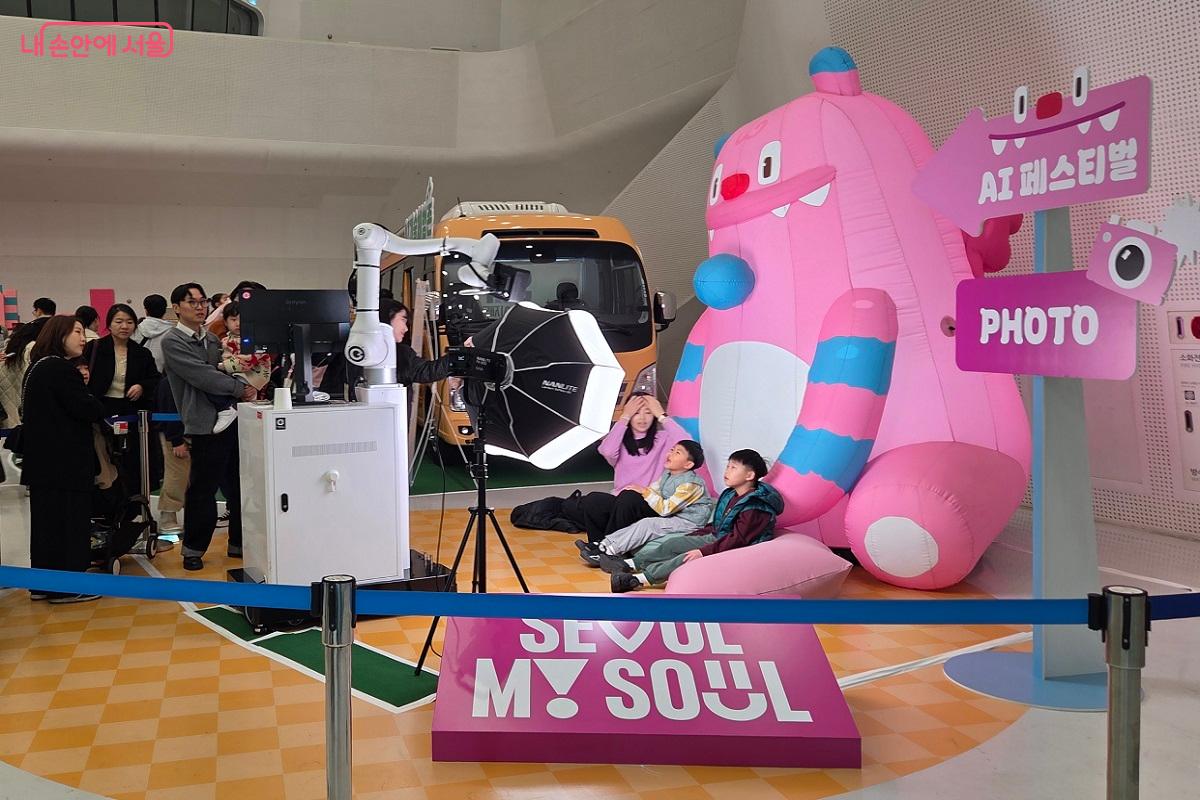 AI가 최적의 촬영을 해주는 '포토존'에서 즐겁게 사진을 담는 어린이들 &copy;이상돈