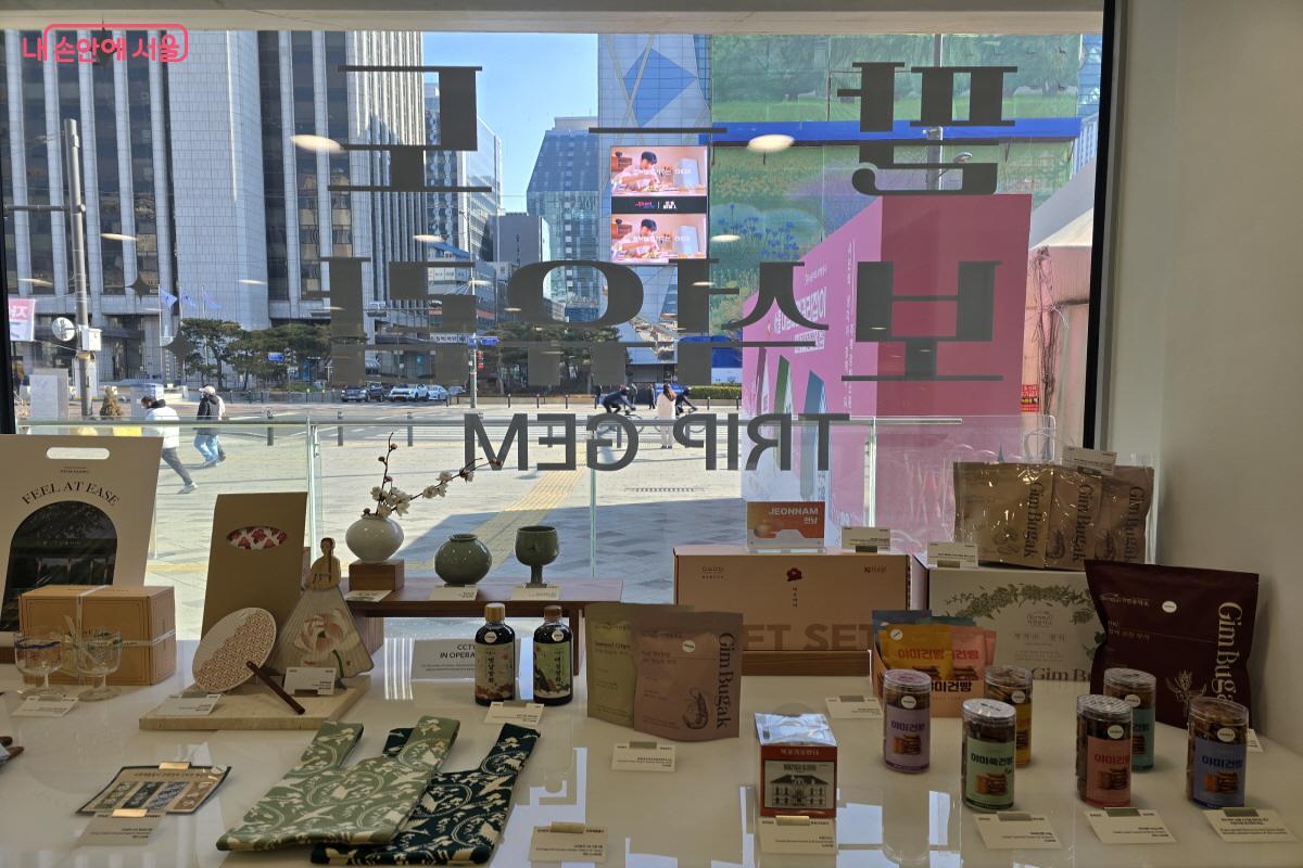 전통 문양을 현대적으로 풀어낸 굿즈