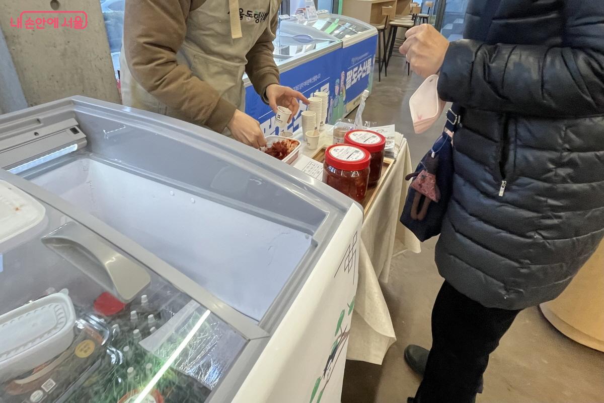 설 특별전 직거래 장터에서 양념게장 시식과 판매를 진행하고 있다. ⓒ이정민 
