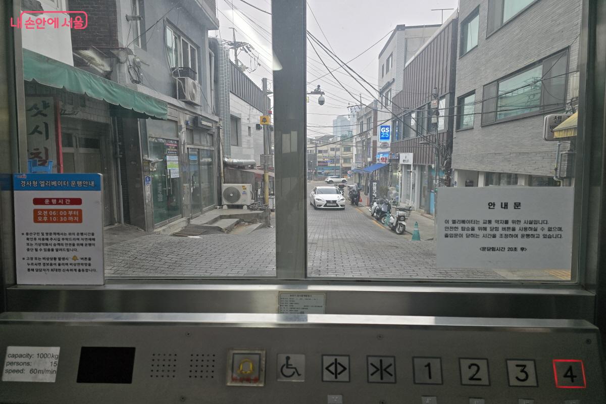 경사형 엘리베이터 내부에서 본 해방촌 &copy;조수연