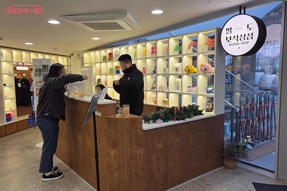 한 방문객이 지역 특산물을 경품으로 증정하는 럭키 드로우 행사에 참여하고 있다 ⓒ이다현