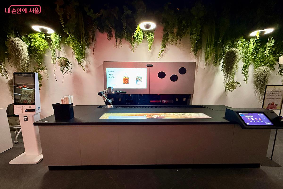 로봇바리스타가 만들어 주는 음료를 마시며 휴식할 수 있는 '로봇카페' &copy;김미정