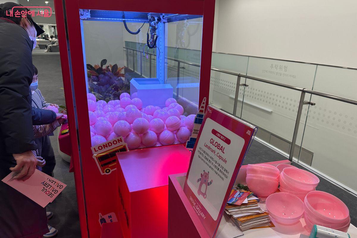 인증샷을 보여주면 스탬프를 찍고 캡슐을 뽑을 수 있다. &copy;김재형