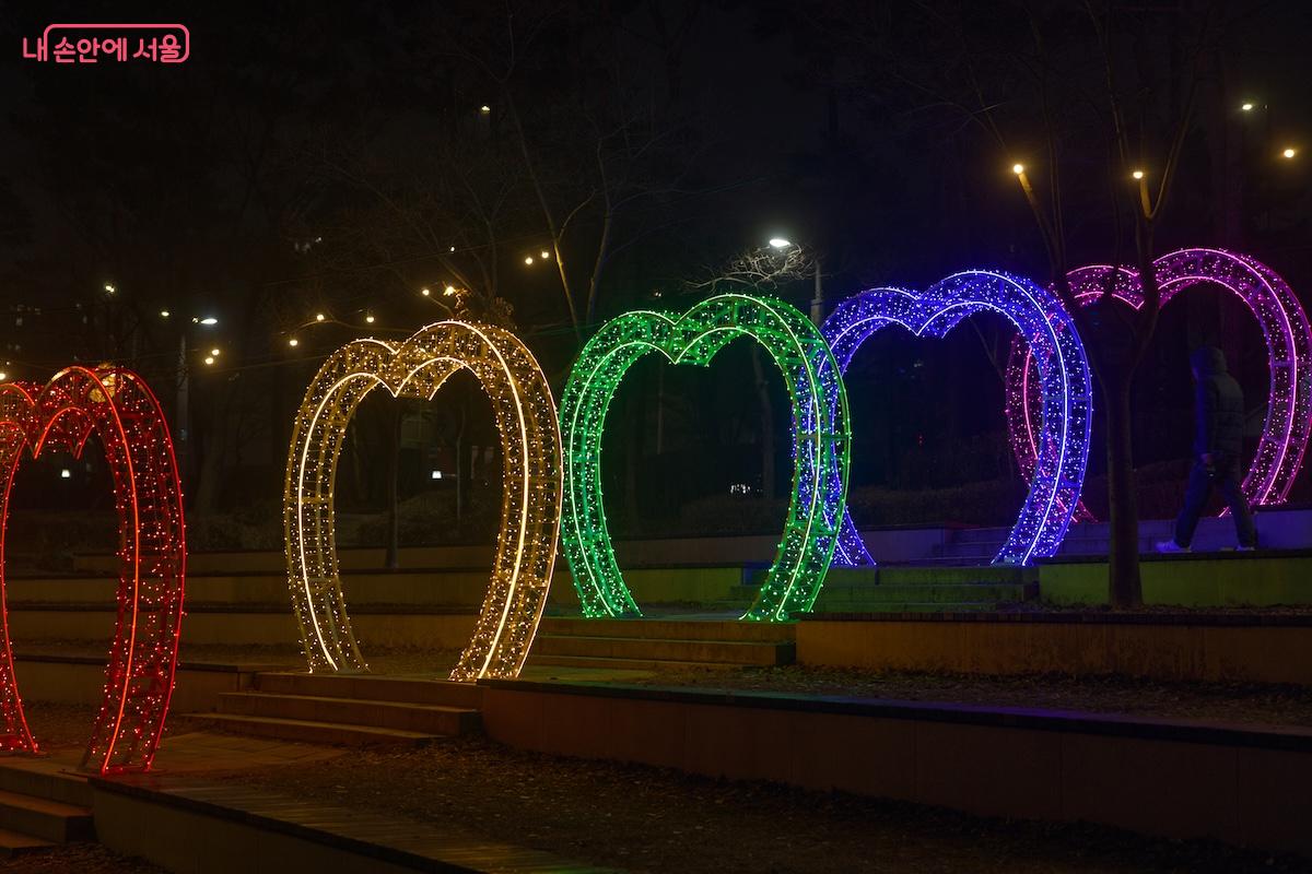 반가운 하트모양의 조형물도 여전히 멋스럽다
