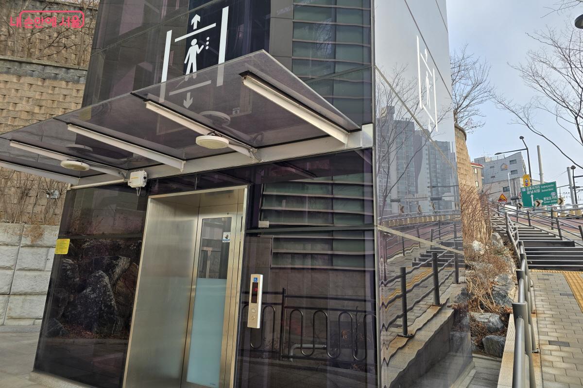 엘리베이터 1층 모습 &copy;조수연