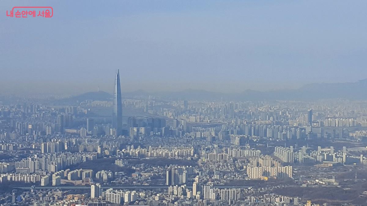 남한산성 서문에서 내려다보는 서울 도심 풍경 ⓒ최용수