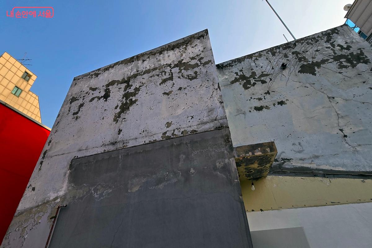 가급적 보수하지 않고 원형을 유지하기도 했다. &copy;김윤경