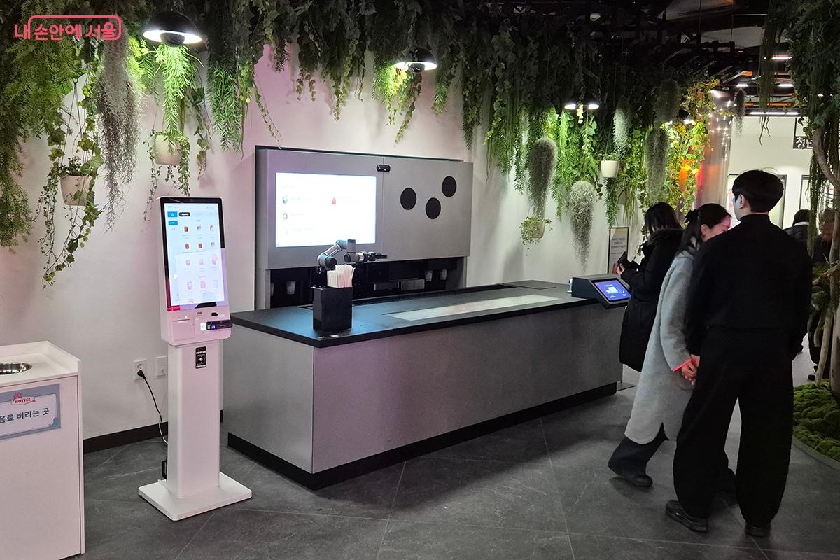 서울 시청 1층에 설치된 '커피로봇 카페'가 지하 공간에도 선을 보여 시민들의 큰 인기를 끌었다.