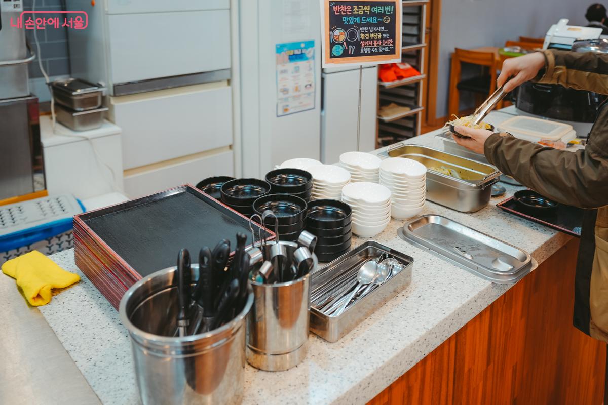 자유롭게 여러 번 덜어 먹을 수 있도록 준비된 밑반찬 셀프 바 &copy;김성무