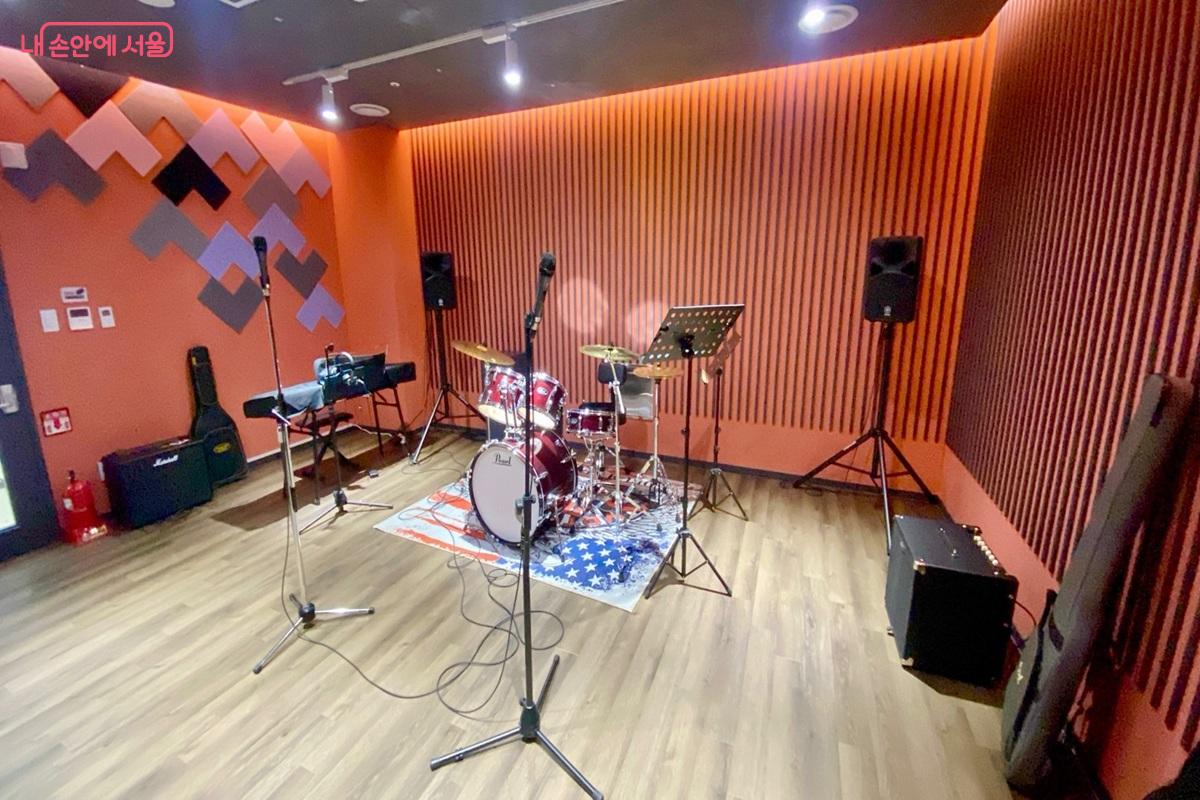 드럼, 기타 등 밴드실에서 활동 할 수 있다. ⓒ전세계