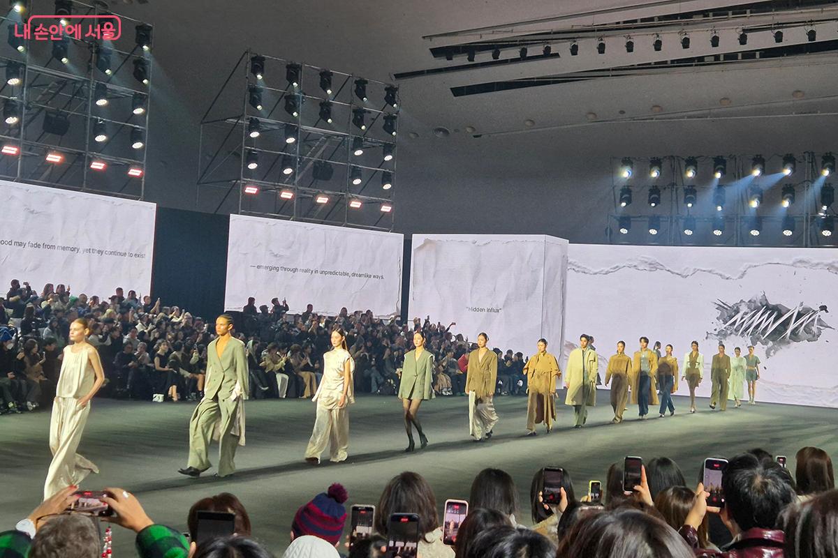 이날 런웨이에서 브랜드만의 유니크하고 클래식한 스토리를 독창적으로 풀어내 박수를 받았다. &copy;이혜숙