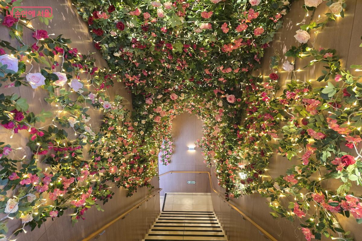 1층에서 2층으로 올라가는 공간. 장미로 터널을 만들었다. &copy;심재혁