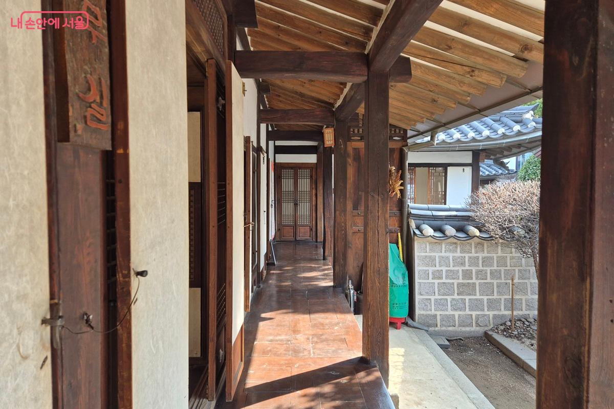 마루 끝에서 고개를 돌리면, 긴 마루를 따라 기둥이 드문 드문 놓여있다. 기둥과 마루는 오래된 나무 재질로 한옥의 깊이와 역사가 느껴진다. &copy;마가은