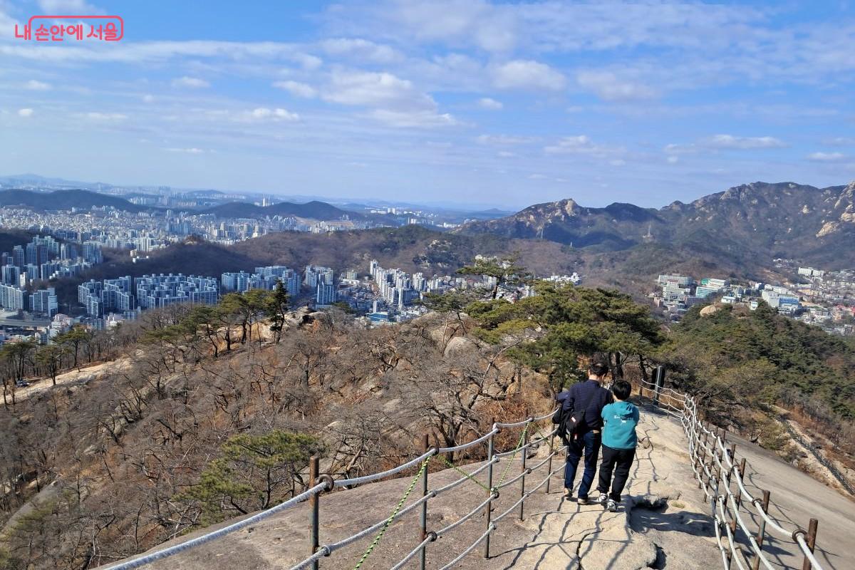 인왕산 기차바위에서 할아버지와 손자가 나란히 손을 잡고 내려가는 모습 &copy;장형진