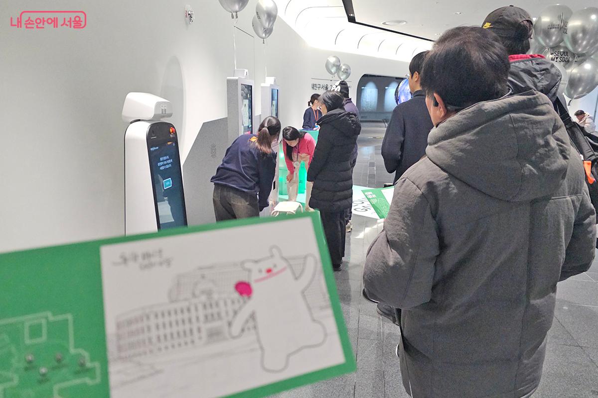 서울갤러리 곳곳의 미션을 수행하면 기념품을 받을 수 있는 스탬프 투어 ©오도연