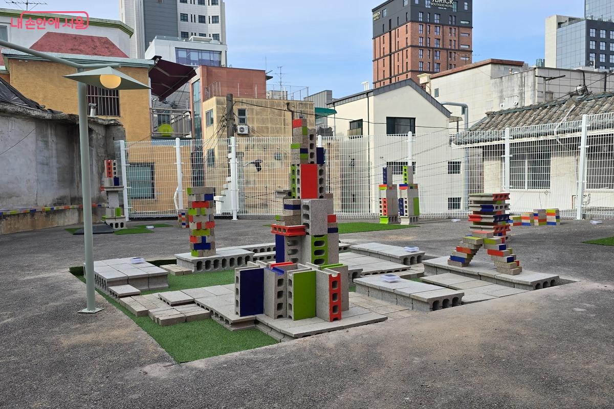 설치 미술 작업, &lsquo;사유의 정원&rsquo; &copy;강사랑