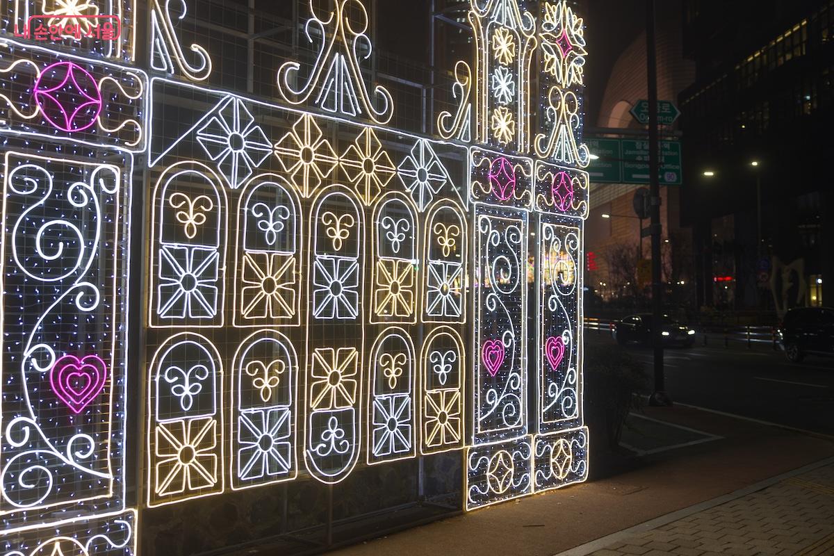 석촌호수의 서호와 동호, 잠실 월드파크 광장 일대에서 진행되고 있다