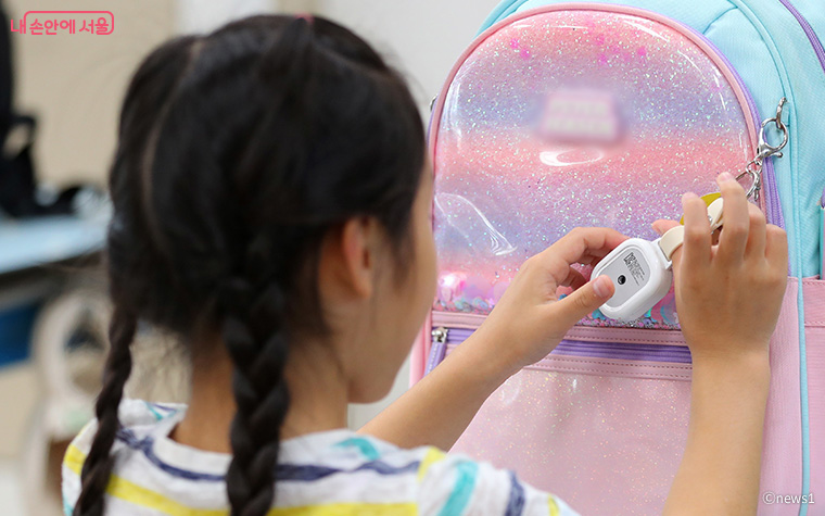 초등 전 학년에 초등안심벨이 배부될 예정이다. (사진은 지난해 '초등안심벨' 사용법 교육 모습)