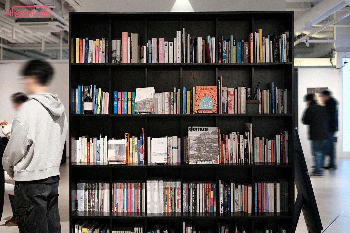 중앙에 비치된 다양한 예술 전문 서적들은 창작자들에게 새로운 영감을 제공한다. &copy;김아름