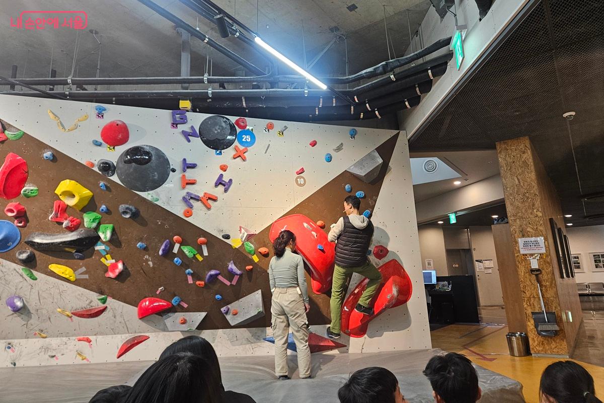 체험자 중 한 명이 대표로 앞에 나서 강사의 지도를 받고 있다. &copy;마가은