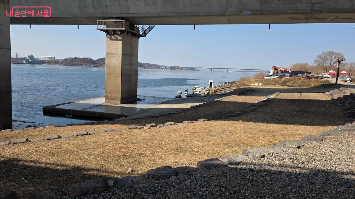 한강 강가(포구)에는 서울에서 보기 힘든 어선과 그물 등을 볼 수 있다. ⓒ최용수