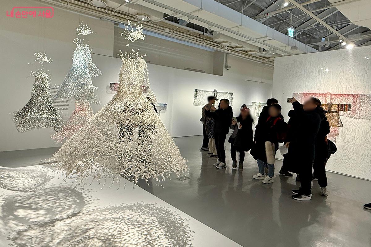 관람객들이 작품 앞에서 오랜 시간 사진을 찍으며 관람하는 모습을 볼 수 있었다 &copy;김미정