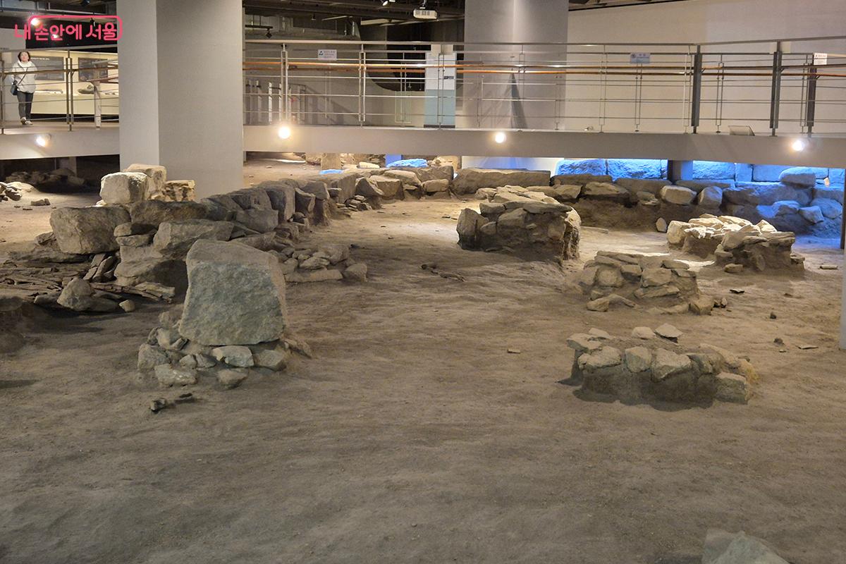 발굴지역의 시대별 토층과 군기시 출토유물에 관한 영상 등 군기시 및 조선시대의 무기에 관한 다양한 콘텐츠를 제공하고 있다.