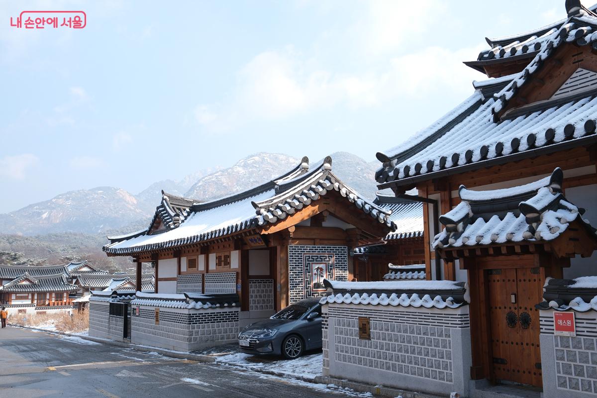 은평한옥마을은 사람이 실제 거주하는 사유지 형태의 한옥마을이다. &copy;박우영