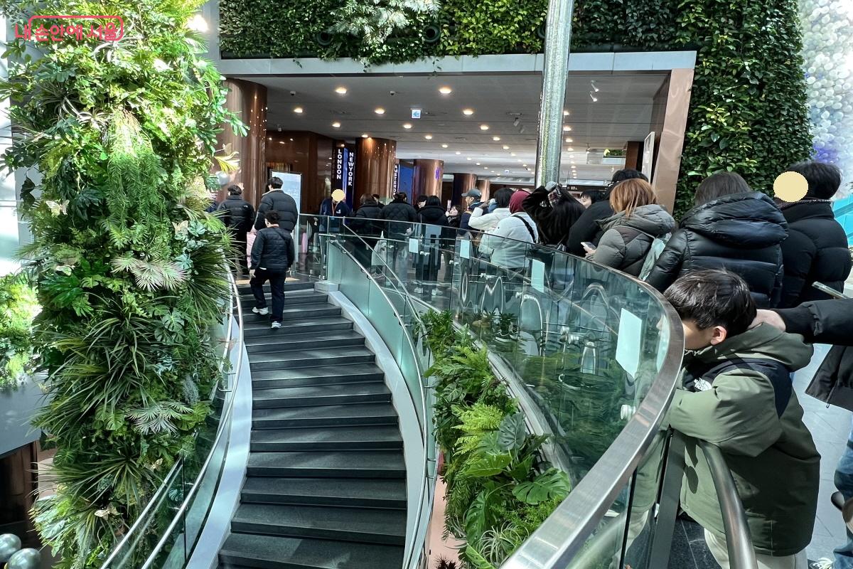 입장 인원을 조절해서 들여보낼 정도로 오픈 팝업을 찾은 방문객이 많았다. ⓒ박지영