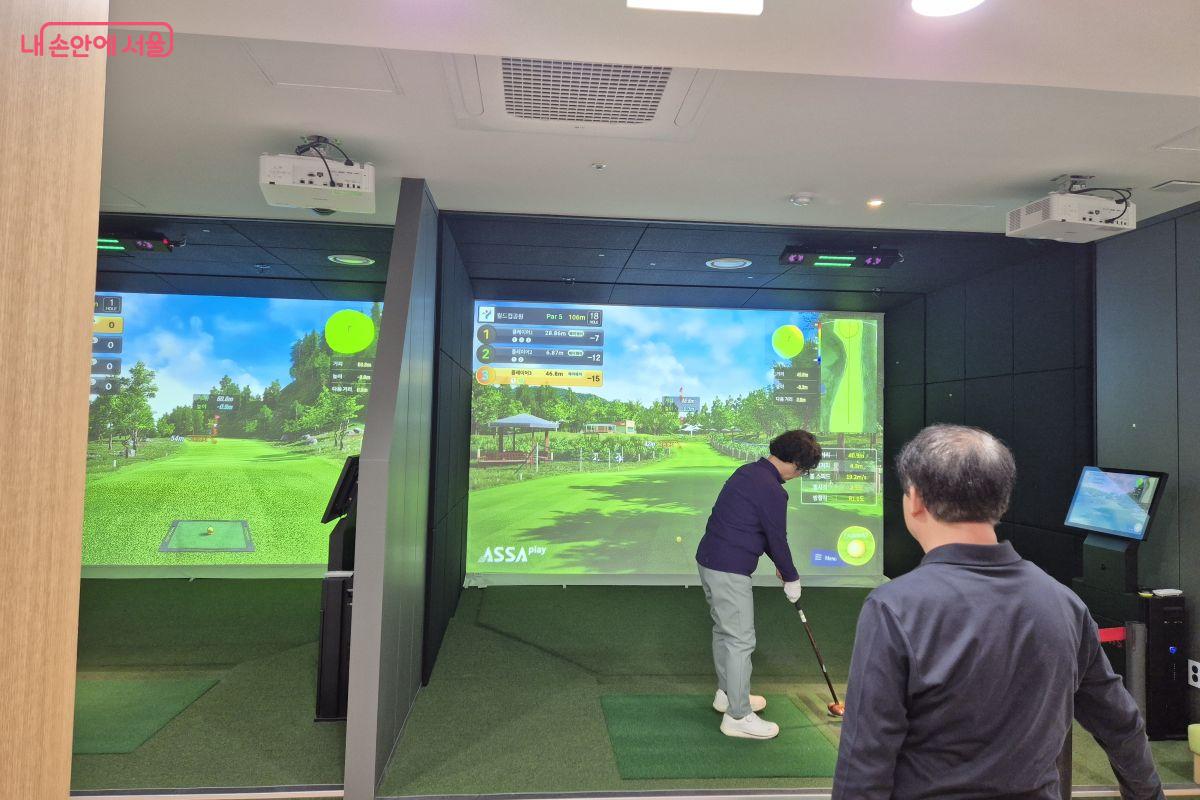 센터에서 가장 인기 있다는 스크린 파크골프를 치고 있는 시니어들 ©조현정