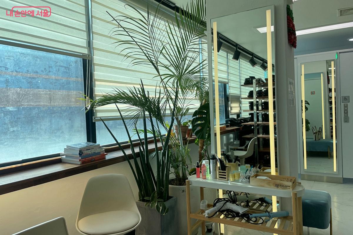 간단히 화장을 고치고 머리도 만질 수 있는 메이크업존 &copy;김수경