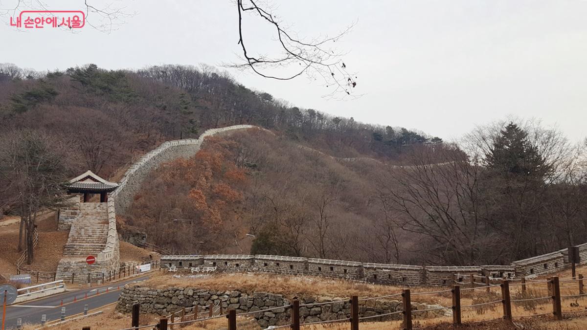 마천역에서 남한산성 서문으로 가는 등산로 초입에는 먹거리 골목이 있어 뒤풀이 하기 좋다. ⓒ최용수
