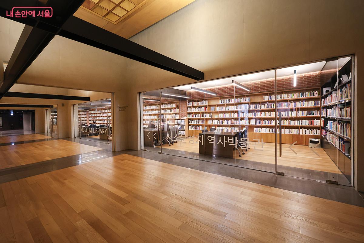 지하 1층에 위치한 뮤지엄 라이브러리 전경 &copy;김주연