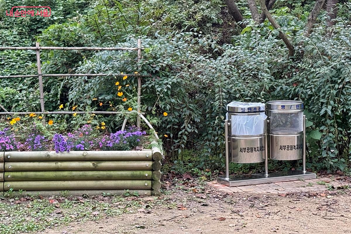 쾌적한 사용을 위해 한켠에 마련된 휴지통 &copy;임윤아 