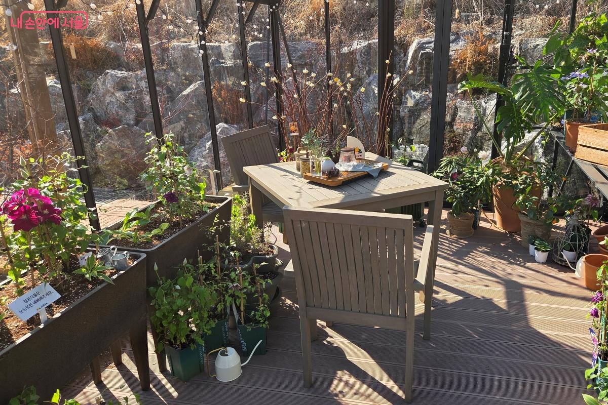야외 공간의 작은 온실 안, 쉴 수 있는 의자와 테이블이 있다. &copy;김미선