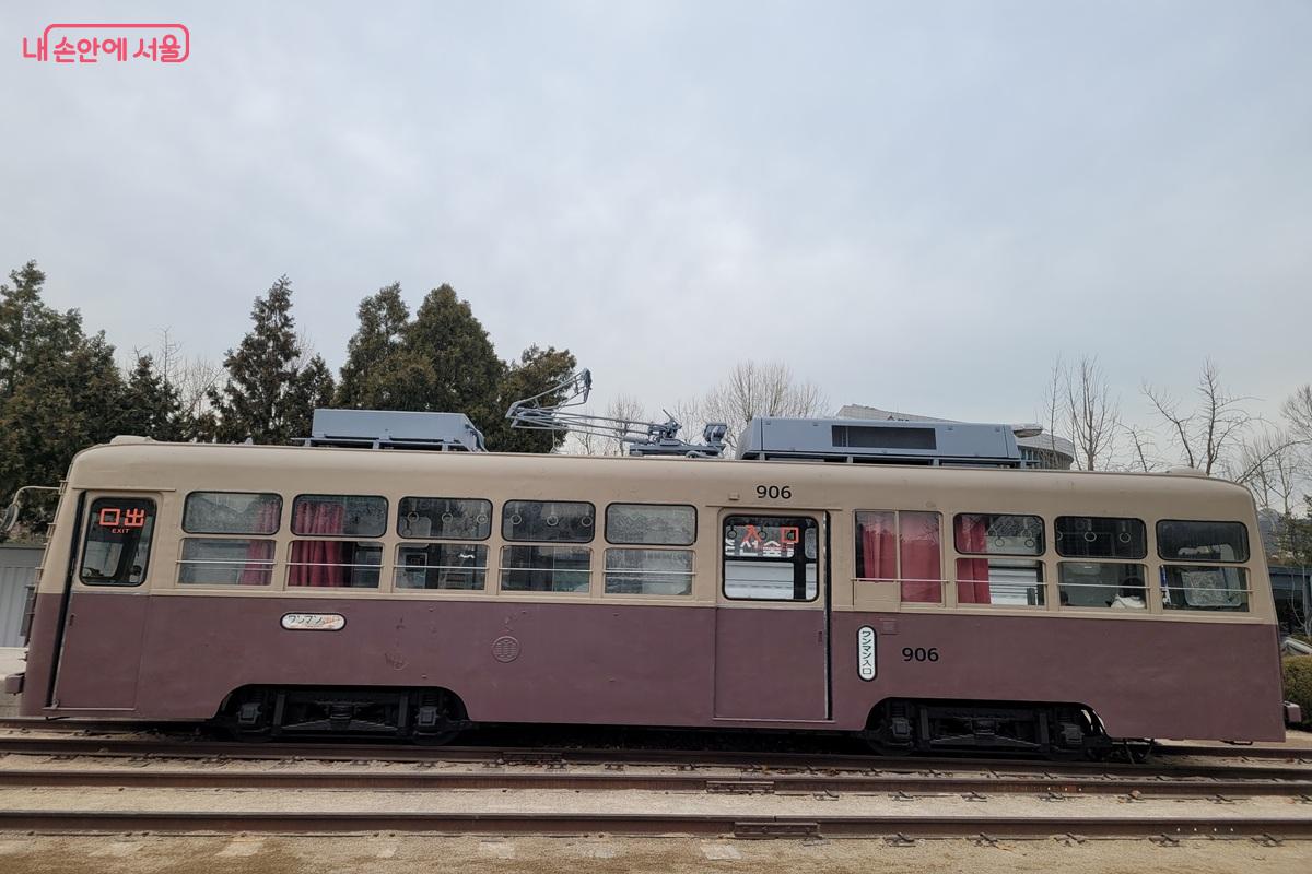 화랑대철도공원에 전시된 복고풍 전차. 과거 도시 교통의 흔적을 만날 수 있다. &copy;조연