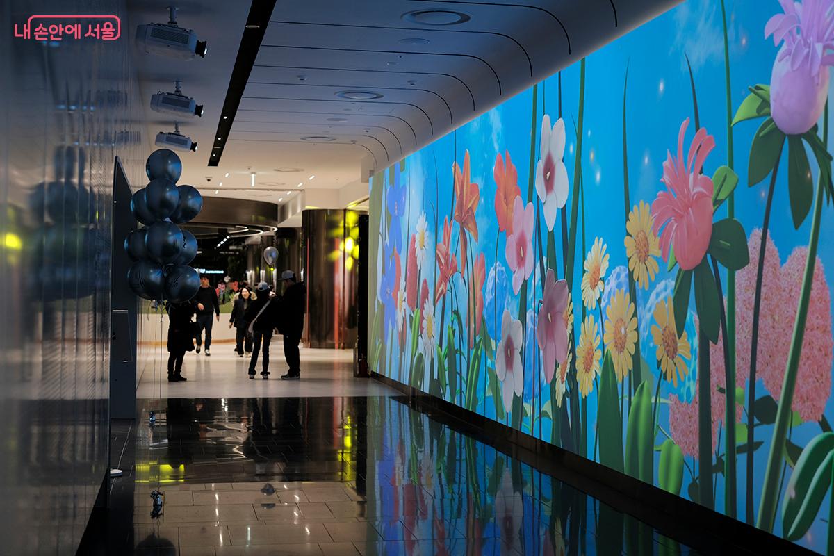 미디어월 복도를 따라가면 &lsquo;내 친구 서울 1관&rsquo;이 나온다. &copy;김아름