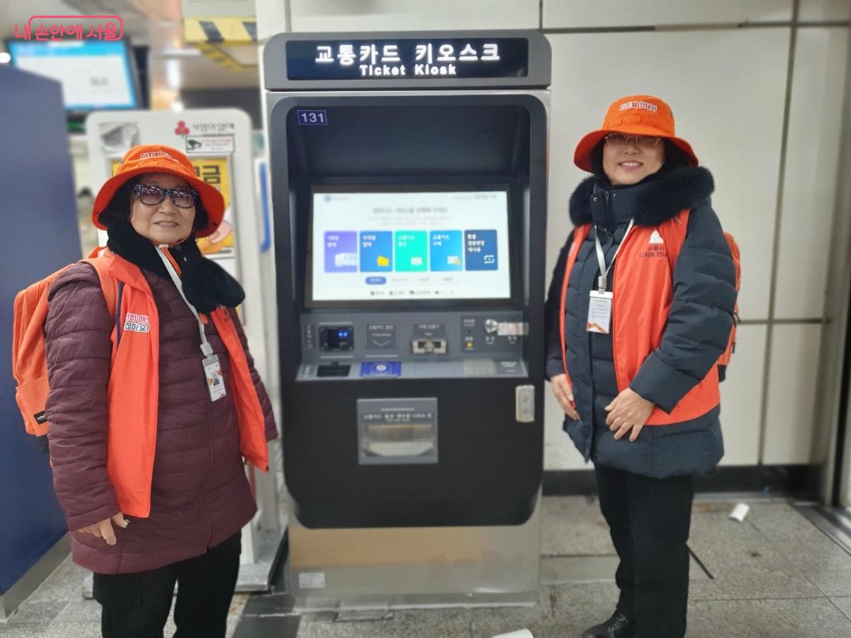  2인 1조로 평일 오전 9시 30분부터 오후 4시 30분까지 디지털 안내사로 활동하고 있다. &copy;엄윤주